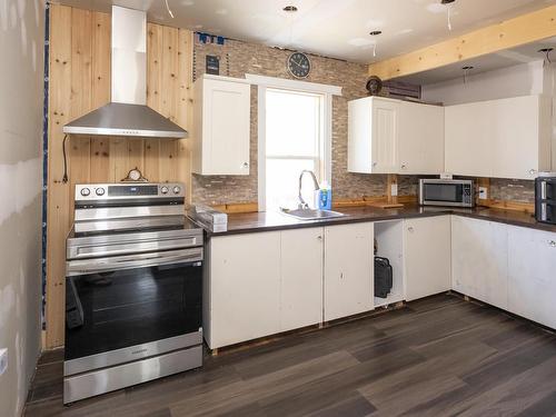 73 Empress Ave N, Thunder Bay, ON - Indoor Photo Showing Kitchen