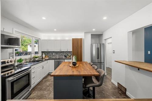 71 Macalester Bay, Winnipeg, MB - Indoor Photo Showing Kitchen With Upgraded Kitchen