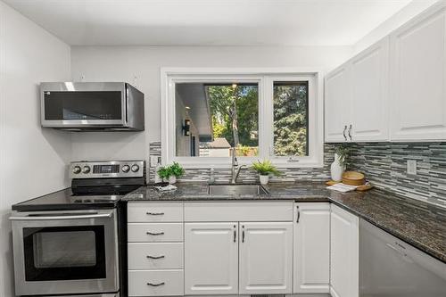 71 Macalester Bay, Winnipeg, MB - Indoor Photo Showing Kitchen