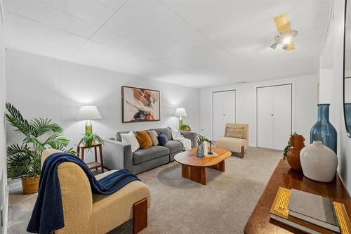 71 Macalester Bay, Winnipeg, MB - Indoor Photo Showing Living Room