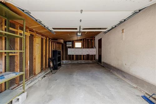 71 Macalester Bay, Winnipeg, MB - Indoor Photo Showing Garage