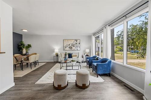 71 Macalester Bay, Winnipeg, MB - Indoor Photo Showing Living Room