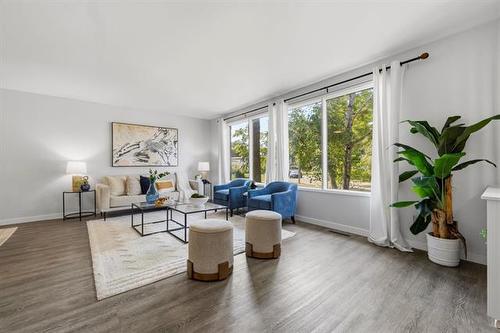 71 Macalester Bay, Winnipeg, MB - Indoor Photo Showing Living Room