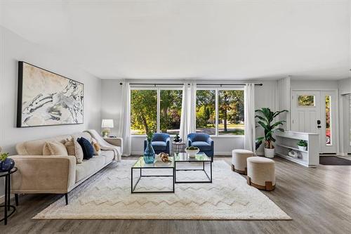 71 Macalester Bay, Winnipeg, MB - Indoor Photo Showing Living Room