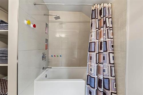 497 Brock St, Winnipeg, MB - Indoor Photo Showing Bathroom