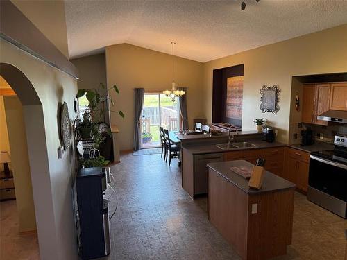 44 Ben Hewak Bay, Winnipeg, MB - Indoor Photo Showing Kitchen With Double Sink