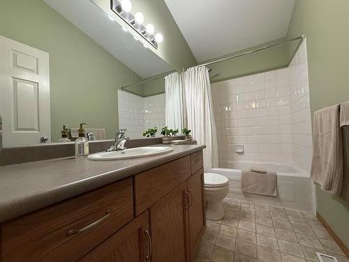 44 Ben Hewak Bay, Winnipeg, MB - Indoor Photo Showing Bathroom