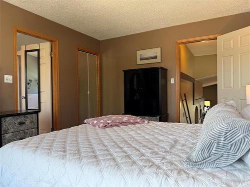 44 Ben Hewak Bay, Winnipeg, MB - Indoor Photo Showing Bedroom