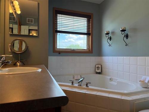 44 Ben Hewak Bay, Winnipeg, MB - Indoor Photo Showing Bathroom