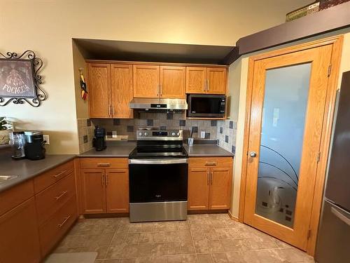 44 Ben Hewak Bay, Winnipeg, MB - Indoor Photo Showing Kitchen
