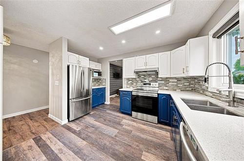 34 Leamington Gate, Winnipeg, MB - Indoor Photo Showing Kitchen With Double Sink With Upgraded Kitchen