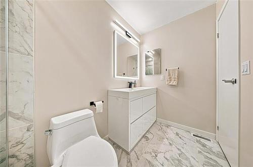 34 Leamington Gate, Winnipeg, MB - Indoor Photo Showing Bathroom