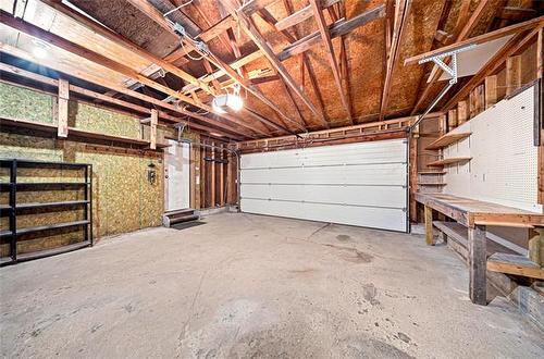 34 Leamington Gate, Winnipeg, MB - Indoor Photo Showing Garage