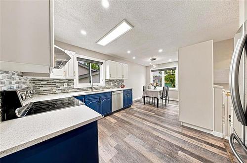 34 Leamington Gate, Winnipeg, MB - Indoor Photo Showing Kitchen With Double Sink