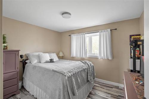 1090 Lyons St, Headingley, MB - Indoor Photo Showing Bedroom