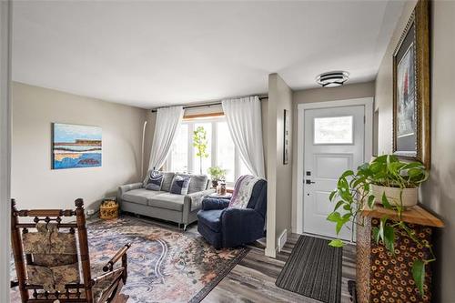 1090 Lyons St, Headingley, MB - Indoor Photo Showing Living Room
