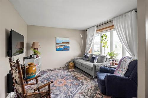 1090 Lyons St, Headingley, MB - Indoor Photo Showing Living Room