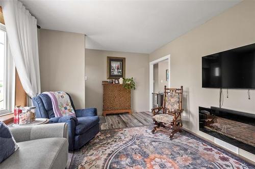 1090 Lyons St, Headingley, MB - Indoor Photo Showing Living Room With Fireplace