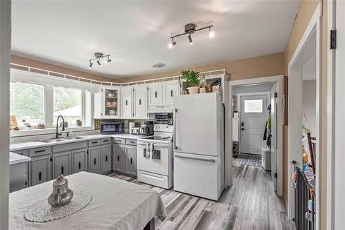 1090 Lyons St, Headingley, MB - Indoor Photo Showing Kitchen