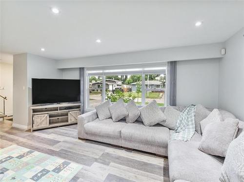 191 Twain Dr, Winnipeg, MB - Indoor Photo Showing Living Room
