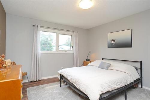 58 Amelia Cr, Winnipeg, MB - Indoor Photo Showing Bedroom