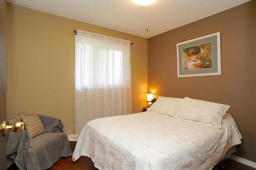 58 Amelia Cr, Winnipeg, MB - Indoor Photo Showing Bedroom