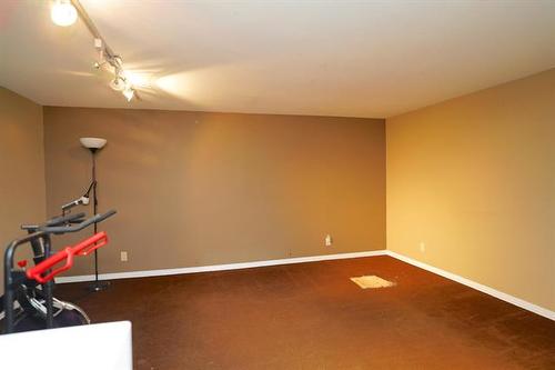 58 Amelia Cr, Winnipeg, MB - Indoor Photo Showing Other Room