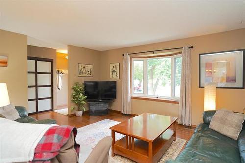 58 Amelia Cr, Winnipeg, MB - Indoor Photo Showing Living Room