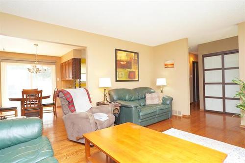 58 Amelia Cr, Winnipeg, MB - Indoor Photo Showing Living Room
