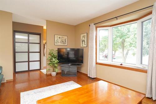 58 Amelia Cr, Winnipeg, MB - Indoor Photo Showing Living Room