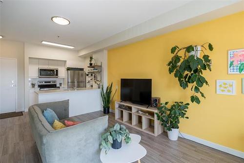 304-50 Philip Lee Dr, Winnipeg, MB - Indoor Photo Showing Living Room
