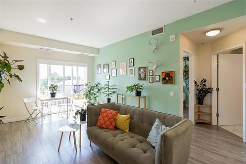 304-50 Philip Lee Dr, Winnipeg, MB - Indoor Photo Showing Living Room