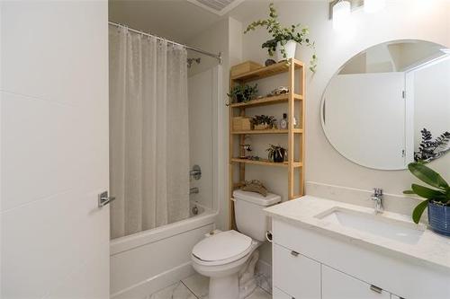 304-50 Philip Lee Dr, Winnipeg, MB - Indoor Photo Showing Bathroom