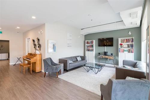 304-50 Philip Lee Dr, Winnipeg, MB - Indoor Photo Showing Living Room