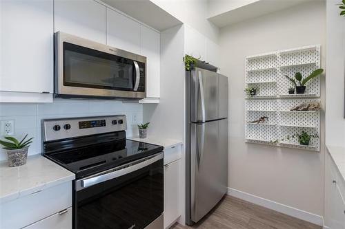 304-50 Philip Lee Dr, Winnipeg, MB - Indoor Photo Showing Kitchen