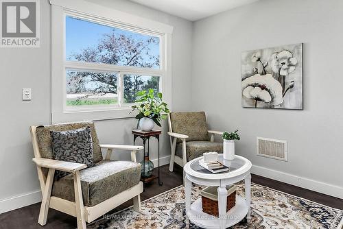 Extra seating area - 7363 Sideroad 33 34 Road, Clearview, ON - Indoor Photo Showing Living Room