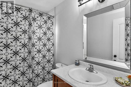 Main 4 pc bathroom - 7363 Sideroad 33 34 Road, Clearview, ON - Indoor Photo Showing Bathroom