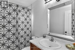 Main 4 pc bathroom - 
