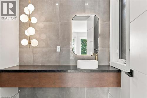 100 Appleby Place, Burlington, ON - Indoor Photo Showing Bathroom