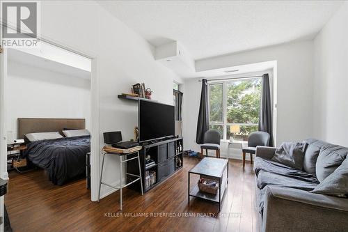 111 - 2800 Keele Street, Toronto, ON - Indoor Photo Showing Living Room
