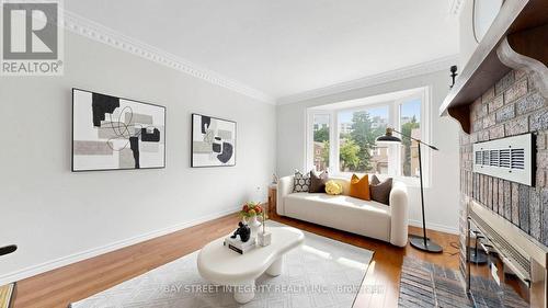 41 Jonathan Gate, Vaughan, ON - Indoor Photo Showing Living Room