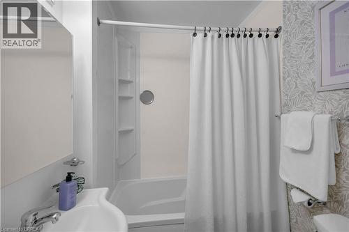 74 Eighth Avenue, Brantford, ON - Indoor Photo Showing Bathroom