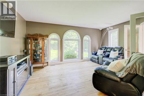 7664 Maltby Road E, Puslinch, ON - Indoor Photo Showing Living Room