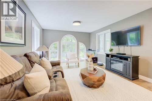 7664 Maltby Road E, Puslinch, ON - Indoor Photo Showing Living Room