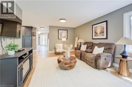 7664 Maltby Road E, Puslinch, ON - Indoor Photo Showing Living Room