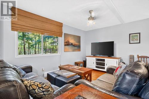 12 Silver Birch Circle, Mckellar, ON - Indoor Photo Showing Living Room