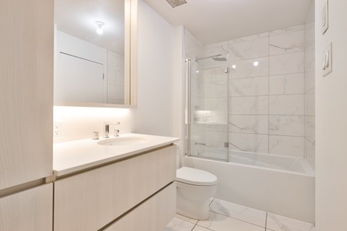 Salle de bains - 205-700 Rue Des Éclaircies, Brossard, QC - Indoor Photo Showing Bathroom