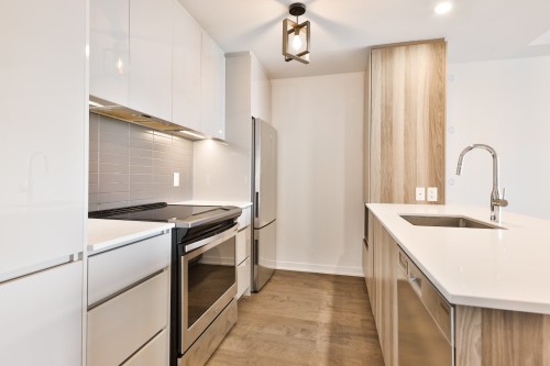 Cuisine - 205-700 Rue Des Éclaircies, Brossard, QC - Indoor Photo Showing Kitchen With Upgraded Kitchen