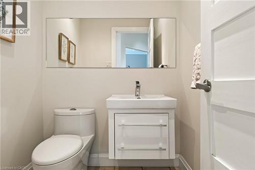 150 Davidson Boulevard, Dundas, ON - Indoor Photo Showing Bathroom