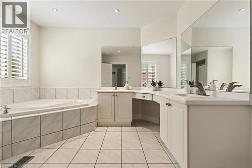 150 Davidson Boulevard, Dundas, ON - Indoor Photo Showing Bathroom